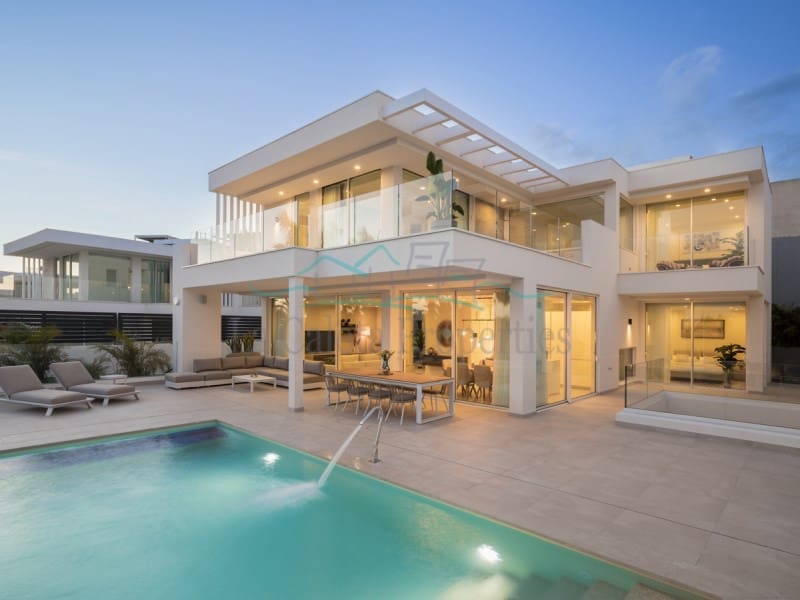 Villa til salgs i Costa Adeje med svømmebasseng garasje - € 1 913 000 (Ref: 7384483)