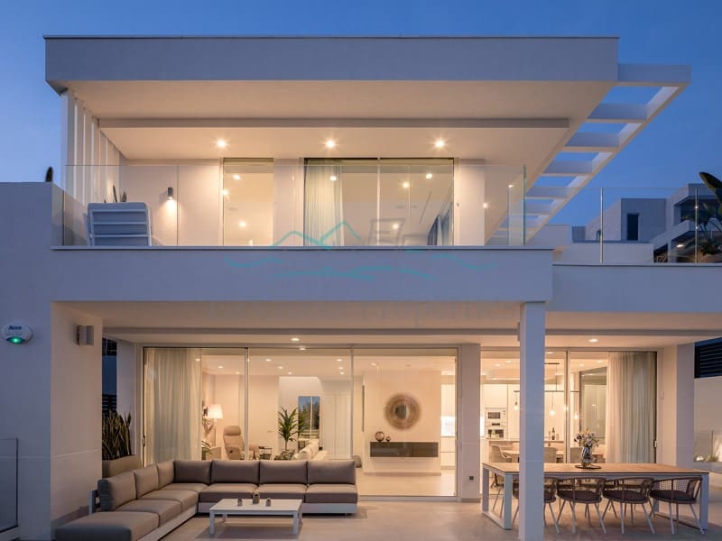 Villa til salgs i Costa Adeje med svømmebasseng garasje - € 1 913 000 (Ref: 7384483)