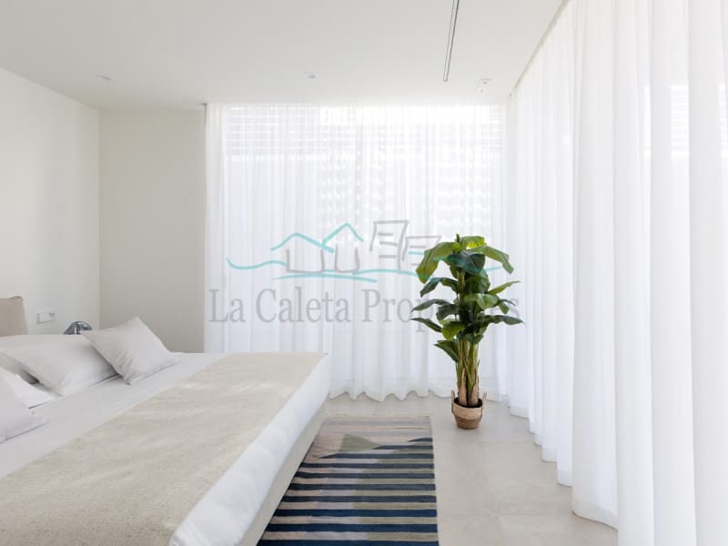 Villa til salgs i Costa Adeje med svømmebasseng garasje - € 1 913 000 (Ref: 7384483)