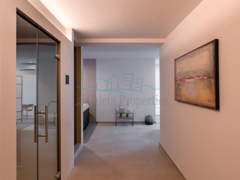 Villa til salgs i Costa Adeje med svømmebasseng garasje - € 1 913 000 (Ref: 7384483)