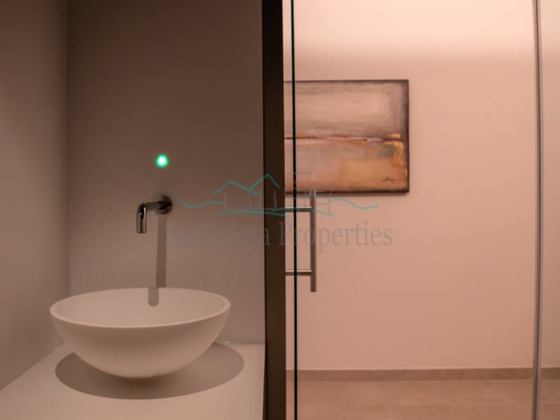 Villa til salgs i Costa Adeje med svømmebasseng garasje - € 1 913 000 (Ref: 7384483)