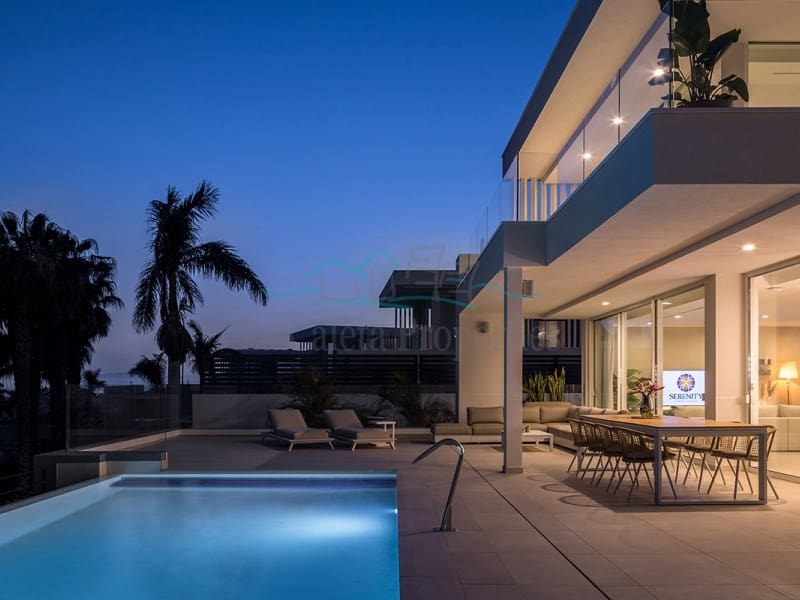 Villa til salgs i Costa Adeje med svømmebasseng garasje - € 1 913 000 (Ref: 7384483)