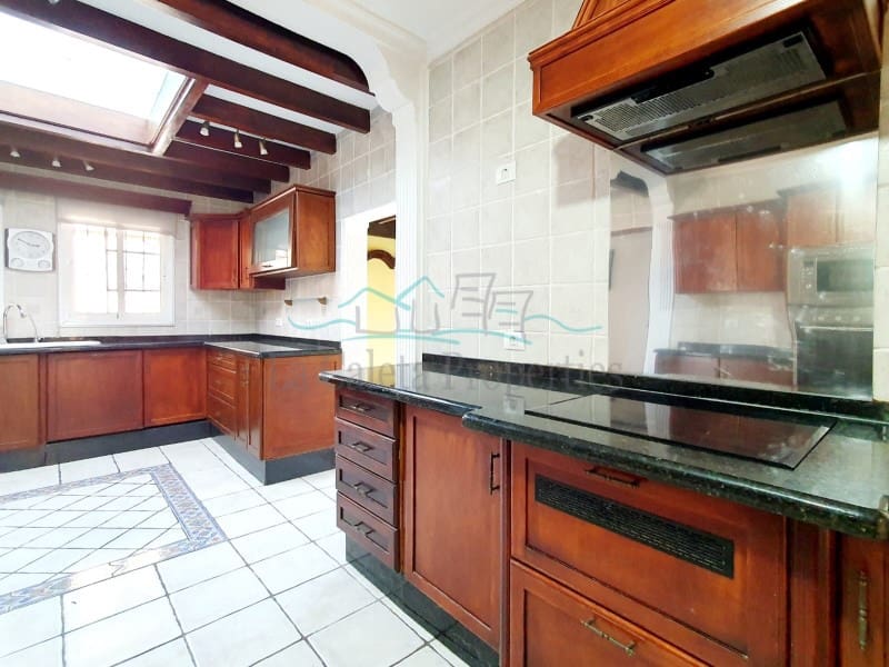 4 bedroom Villa for sale in Costa Adeje with pool garage - € 1,200,000 (Ref: 7777249)