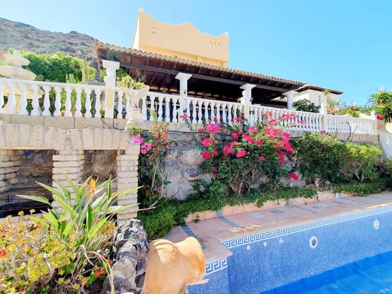 4 bedroom Villa for sale in Costa Adeje with pool garage - € 1,200,000 (Ref: 7777249)