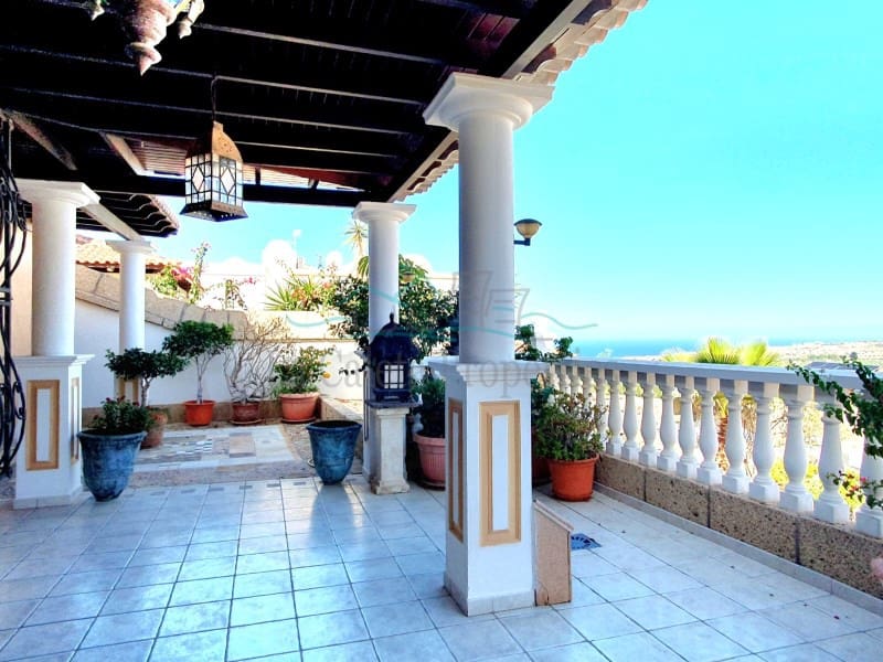 4 bedroom Villa for sale in Costa Adeje with pool garage - € 1,200,000 (Ref: 7777249)