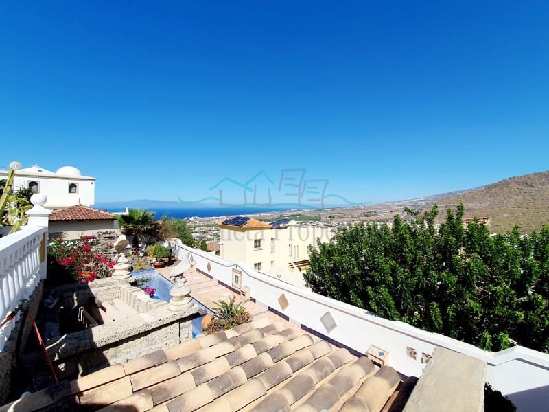 4 bedroom Villa for sale in Costa Adeje with pool garage - € 1,200,000 (Ref: 7777249)