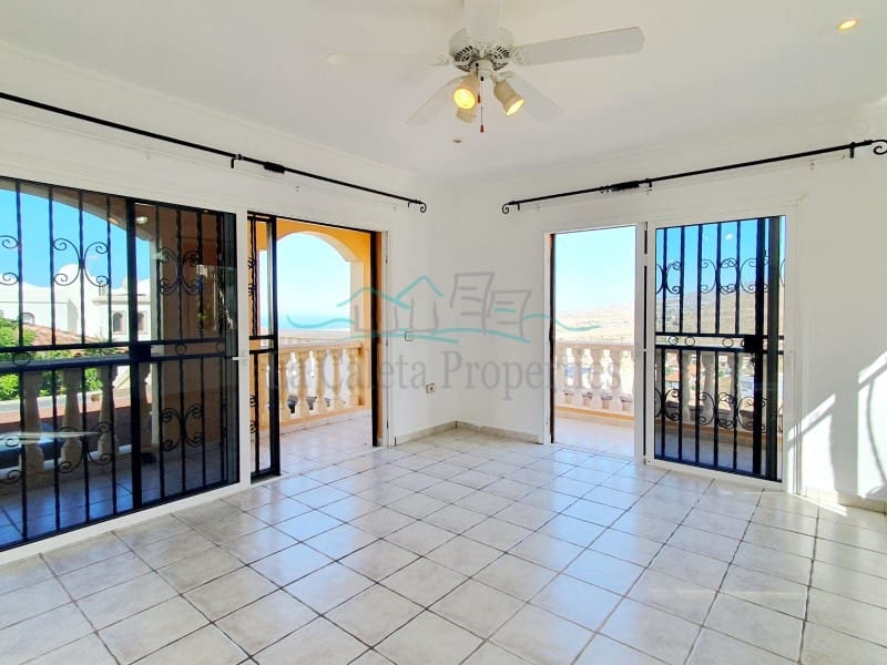 4 bedroom Villa for sale in Costa Adeje with pool garage - € 1,200,000 (Ref: 7777249)