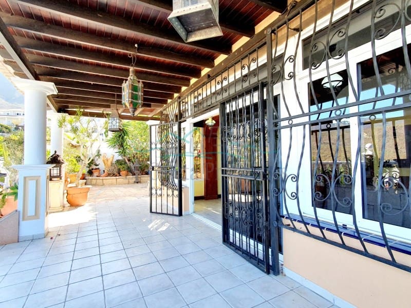 4 bedroom Villa for sale in Costa Adeje with pool garage - € 1,200,000 (Ref: 7777249)