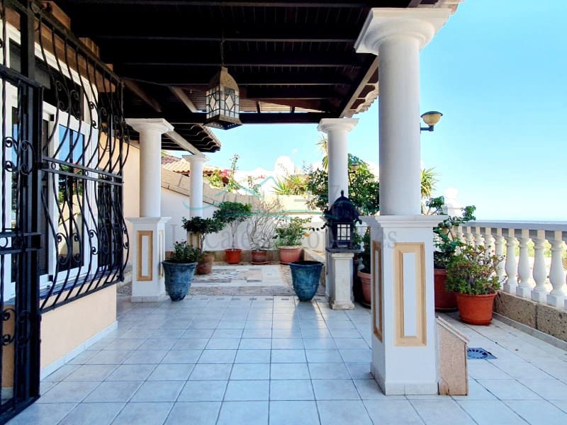 4 bedroom Villa for sale in Costa Adeje with pool garage - € 1,200,000 (Ref: 7777249)