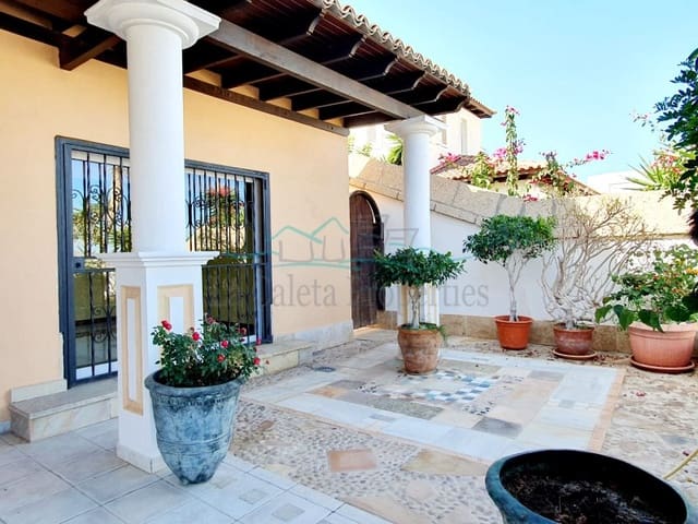 4 bedroom Villa for sale in Torviscas Centro y Alto, Adeje with pool garage - € 1,200,000 (Ref: 7777249)