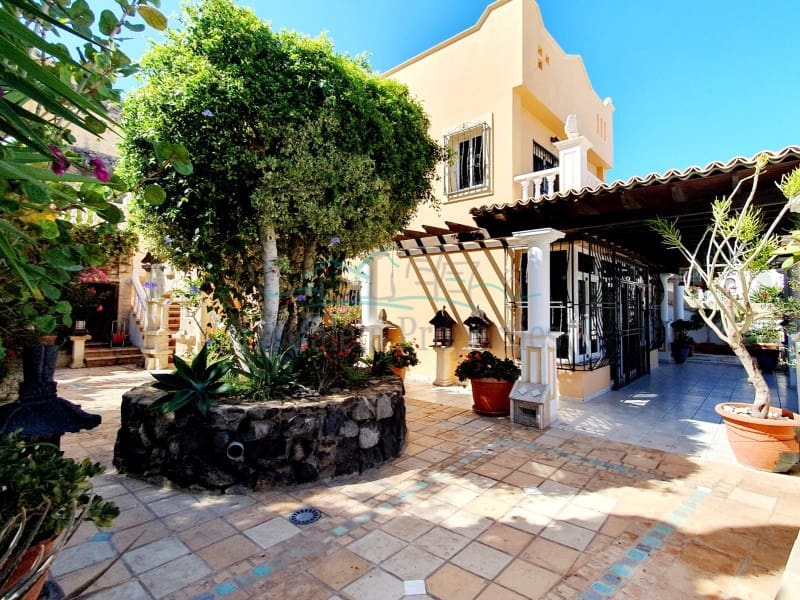 4 bedroom Villa for sale in Costa Adeje with pool garage - € 1,200,000 (Ref: 7777249)