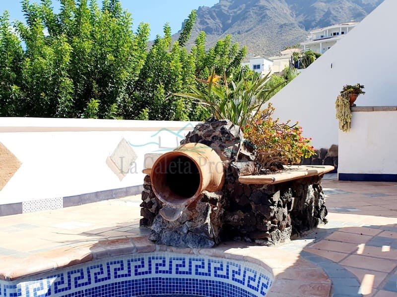 4 bedroom Villa for sale in Costa Adeje with pool garage - € 1,200,000 (Ref: 7777249)