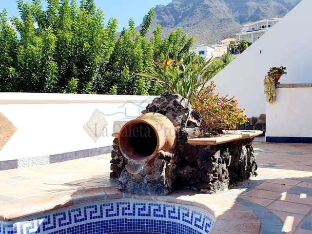 4 bedroom Villa for sale in Torviscas Centro y Alto, Adeje with pool garage - € 1,200,000 (Ref: 7777249)