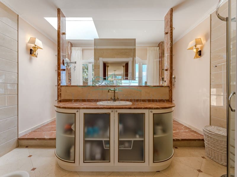 5 soveværelse Villa til salg i Costa Adeje med swimmingpool garage - € 4.990.000 (Ref: 8005696)