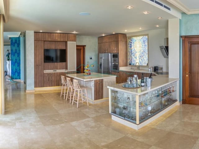 6 bedroom Villa for sale in Costa Adeje, Adeje with garage - € 5,950,000 (Ref: 8584491)