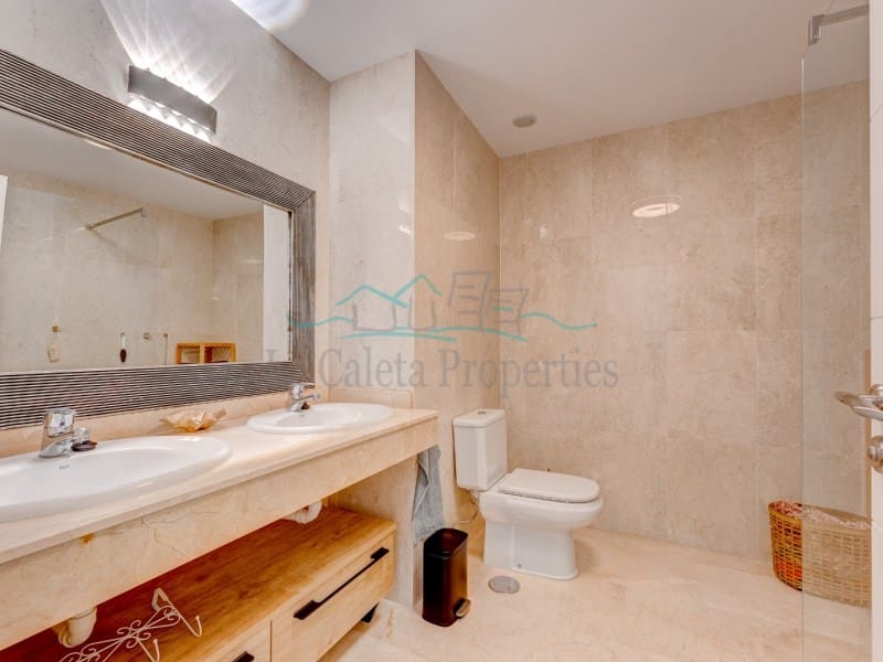 2 slaapkamer Appartement te koop in Costa Adeje met garage - € 715.000 (Ref: 8657084)