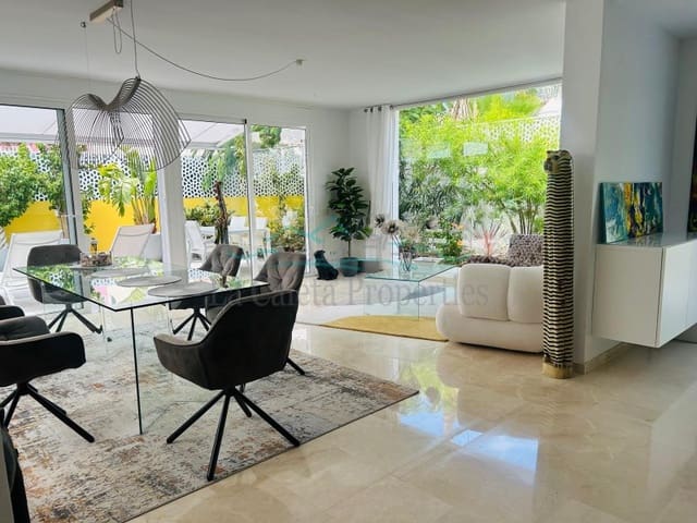 3 makuuhuone Huvila myytävänä paikassa La Caleta Adeje, Adeje mukana 
autotalli - 1 880 000 € (Ref: 9347729)