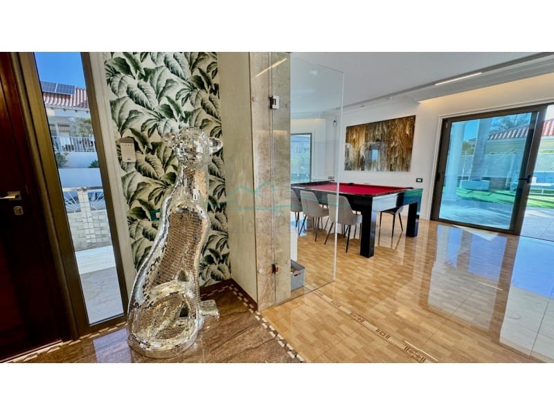 4 bedroom Villa for sale in Costa Adeje with garage - € 3,500,000 (Ref: 9721558)
