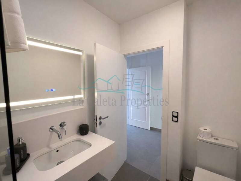 1 bedroom Beach Apartment for sale in Costa Adeje - € 430,000 (Ref: 9751888)