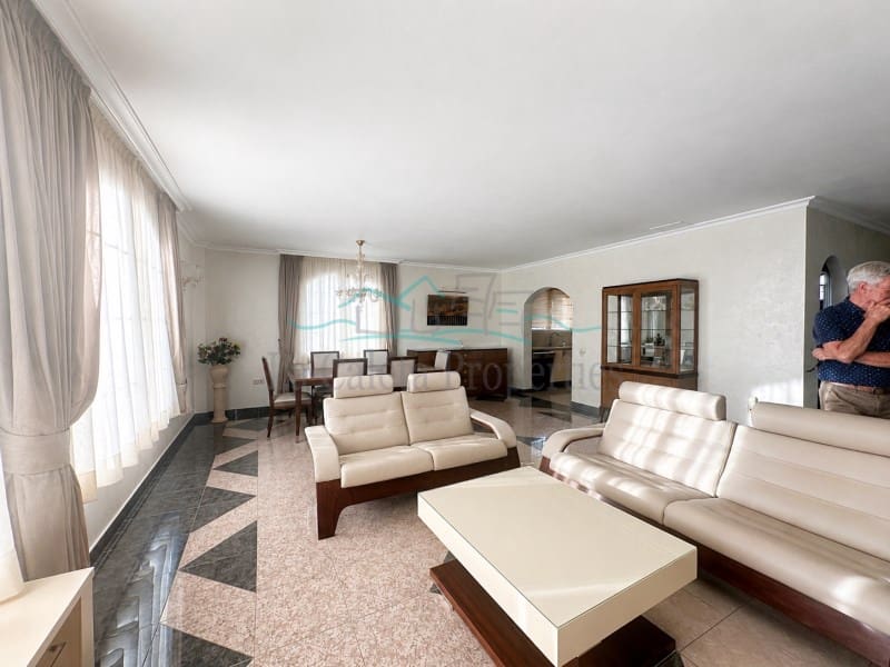 3 slaapkamer Villa te koop in Playa del Duque met zwembad - € 3.050.000 (Ref: 9896604)
