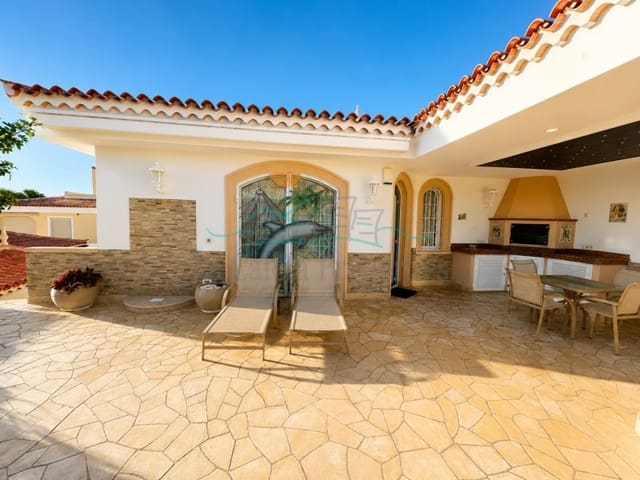 3 slaapkamer Villa te koop in Playa del Duque, Adeje met zwembad - € 3.050.000 (Ref: 9896604)