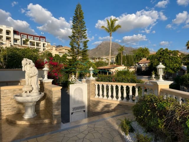 3 slaapkamer Villa te koop in Playa del Duque, Adeje met zwembad - € 3.050.000 (Ref: 9896604)