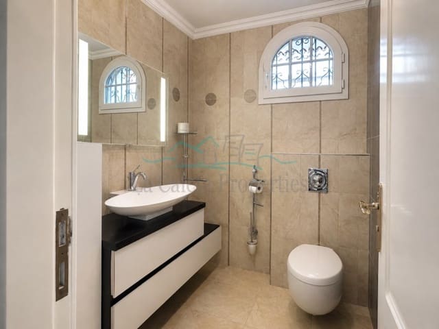 3 slaapkamer Villa te koop in Playa del Duque, Adeje met zwembad - € 3.050.000 (Ref: 9896604)