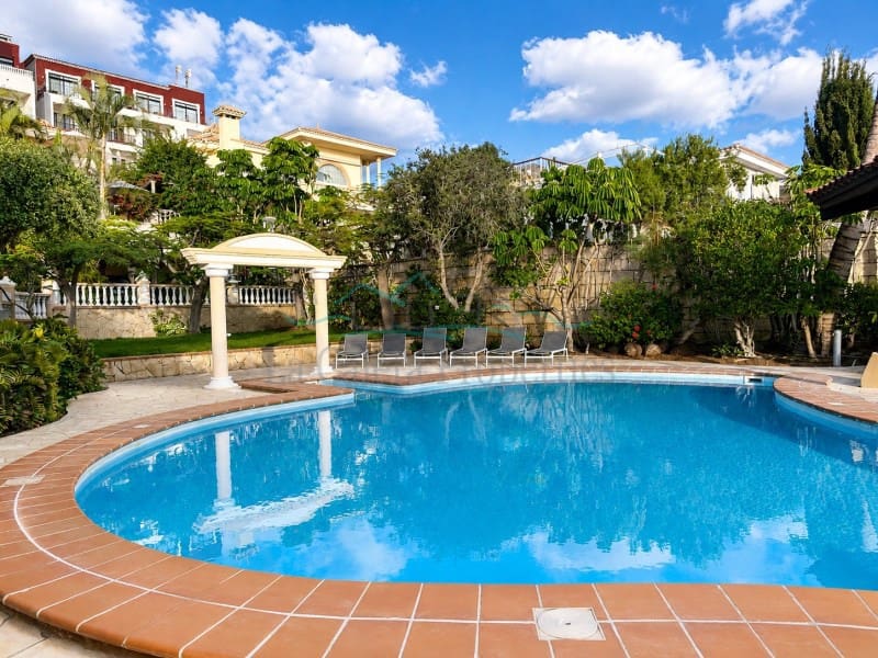 3 slaapkamer Villa te koop in Playa del Duque met zwembad - € 3.050.000 (Ref: 9896604)