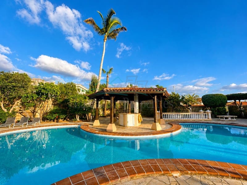 3 slaapkamer Villa te koop in Playa del Duque met zwembad - € 3.050.000 (Ref: 9896604)