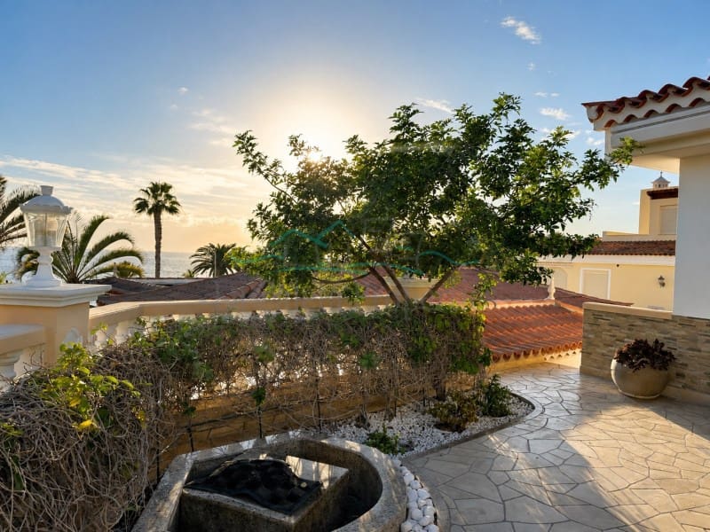 3 slaapkamer Villa te koop in Playa del Duque met zwembad - € 3.050.000 (Ref: 9896604)