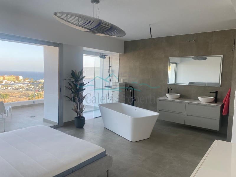 2 makuuhuone Kattohuoneisto myytävänä paikassa Costa Adeje - 1 590 000 € (Ref: 9899389)