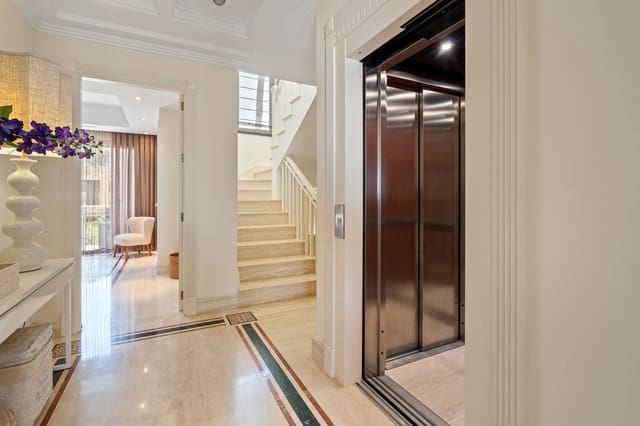 4 makuuhuone Omakotitalo myytävänä paikassa Sierra Blanca, Marbella mukana uima-altaan 
autotalli - 3 495 000 € (Ref: 10078661)