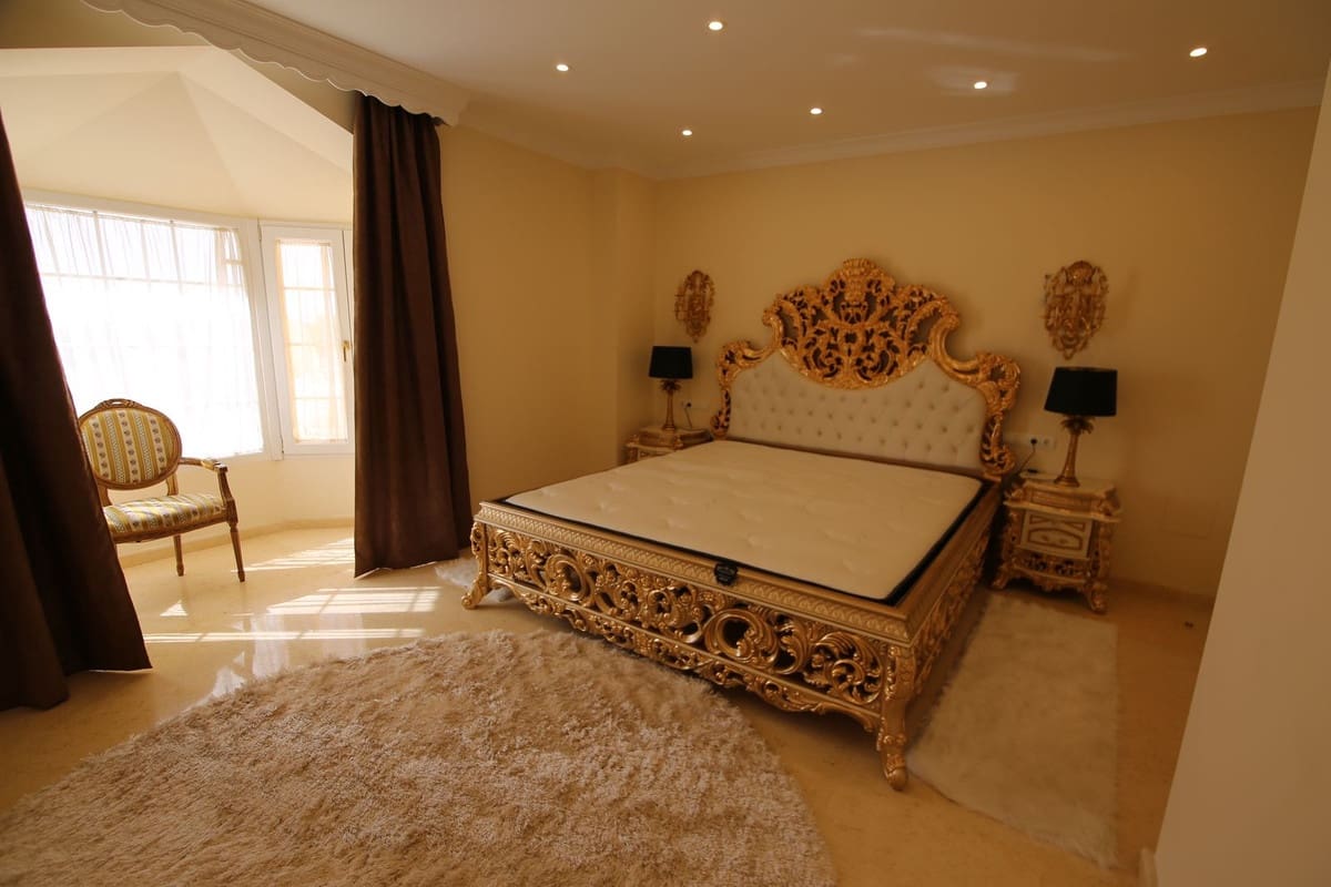 Chalet de 6 habitaciones en San Roque en venta con piscina garaje - 12.000.000 € (Ref: 10078671)