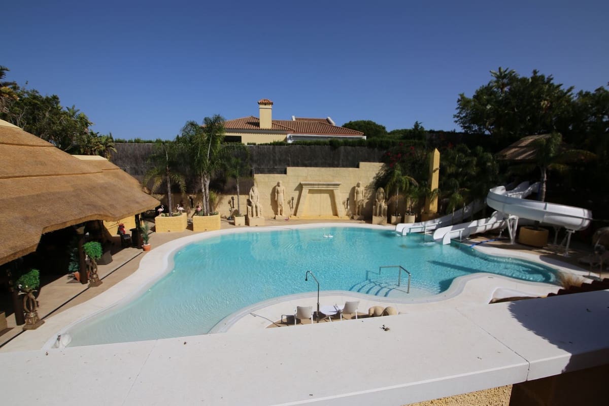 Chalet de 6 habitaciones en San Roque en venta con piscina garaje - 12.000.000 € (Ref: 10078671)