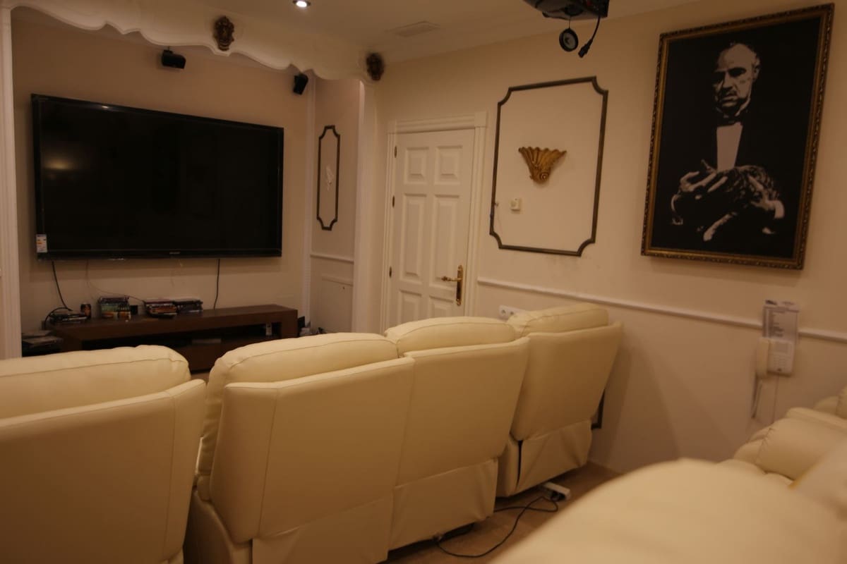 Chalet de 6 habitaciones en San Roque en venta con piscina garaje - 12.000.000 € (Ref: 10078671)