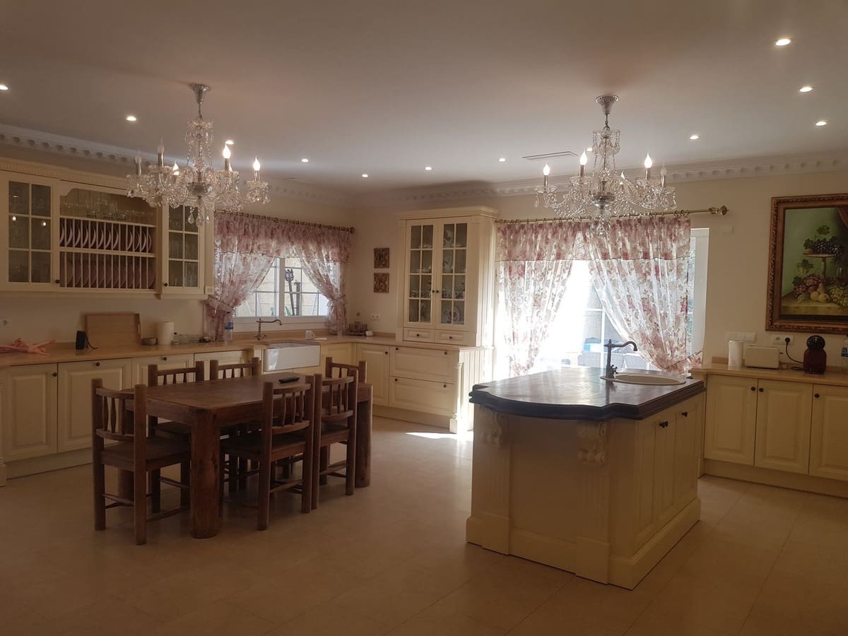Chalet de 6 habitaciones en San Roque en venta con piscina garaje - 12.000.000 € (Ref: 10078671)