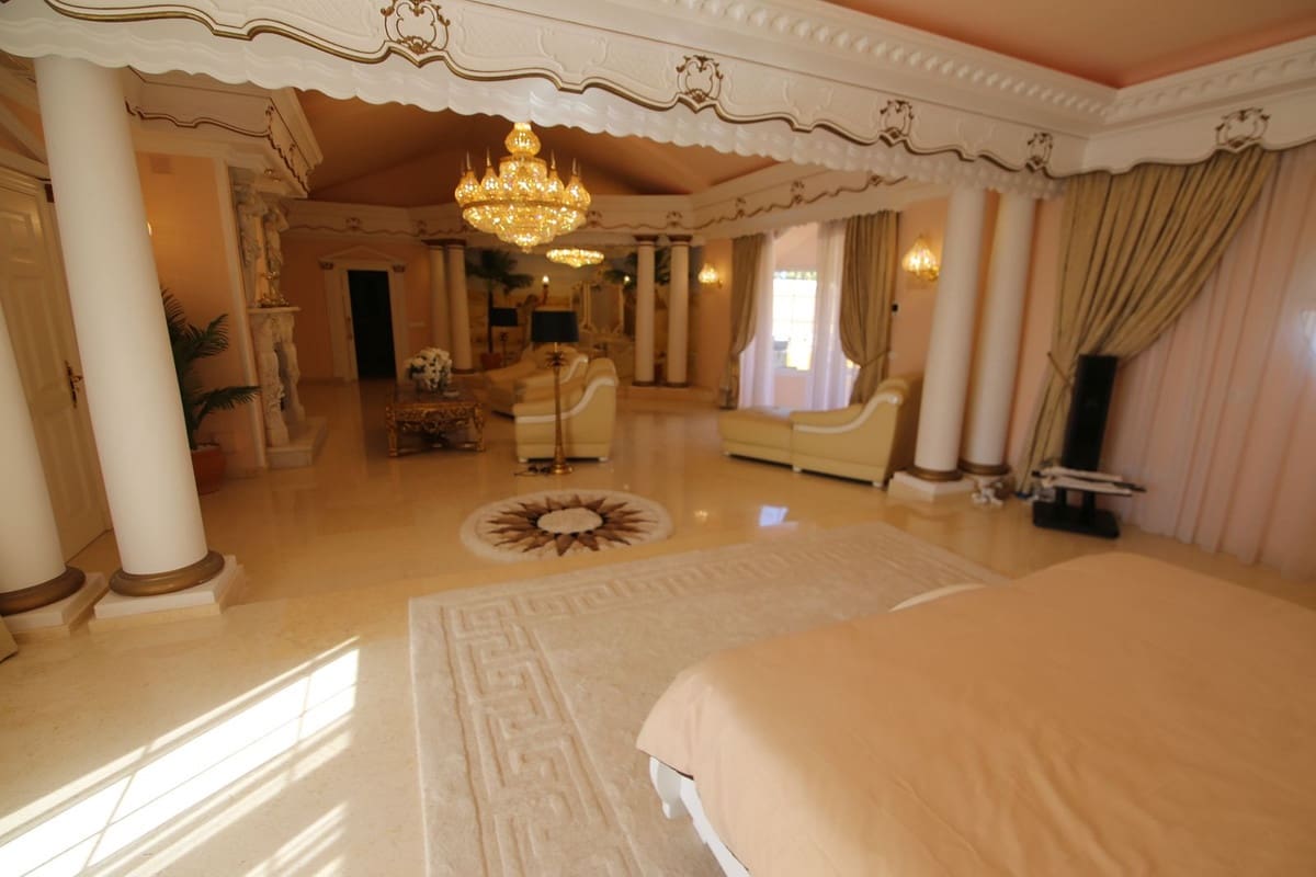 Chalet de 6 habitaciones en San Roque en venta con piscina garaje - 12.000.000 € (Ref: 10078671)