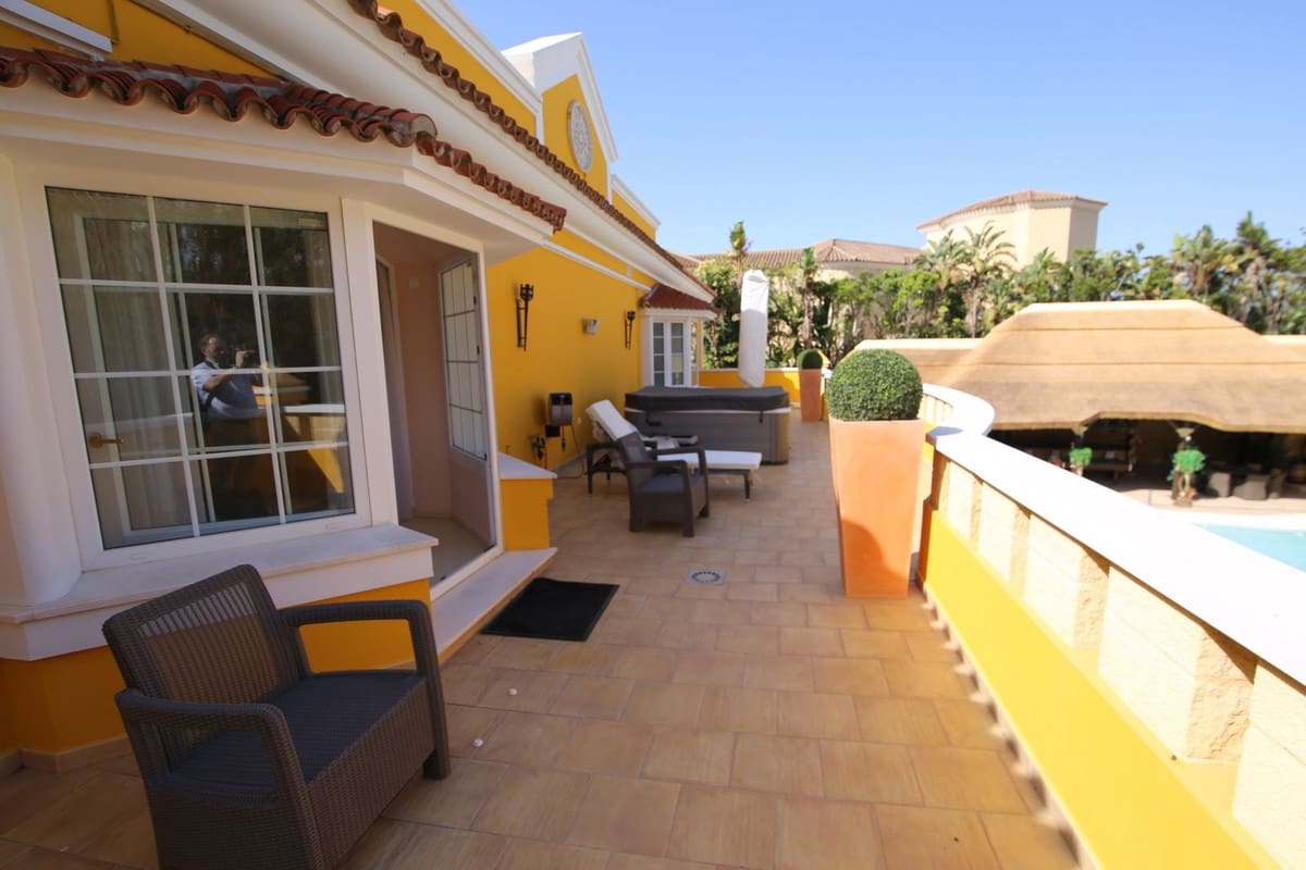 Chalet de 6 habitaciones en San Roque en venta con piscina garaje - 12.000.000 € (Ref: 10078671)