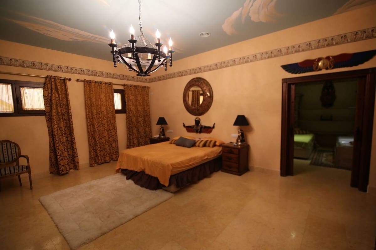 Chalet de 6 habitaciones en San Roque en venta con piscina garaje - 12.000.000 € (Ref: 10078671)