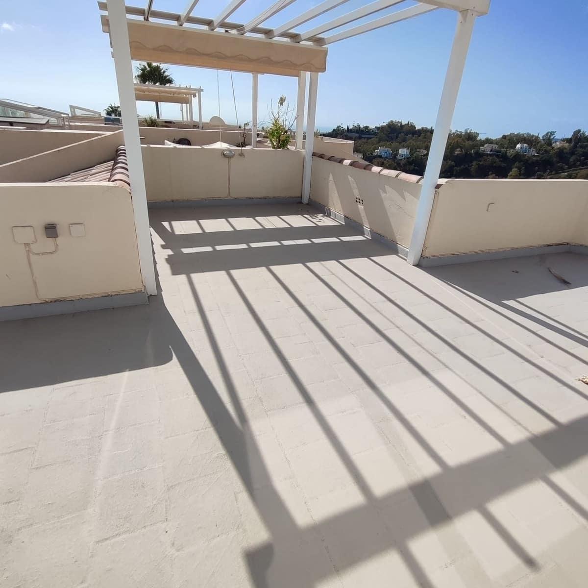 2 soveværelse Penthouse til leje i La Quinta med swimmingpool garage - € 2.200 (Ref: 10078674)