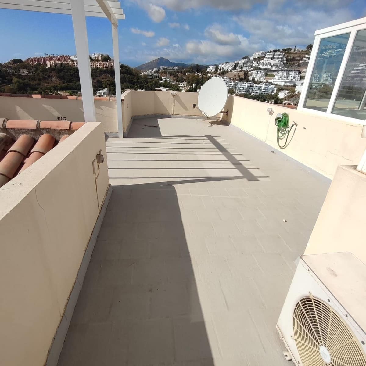 2 soveværelse Penthouse til leje i La Quinta med swimmingpool garage - € 2.200 (Ref: 10078674)