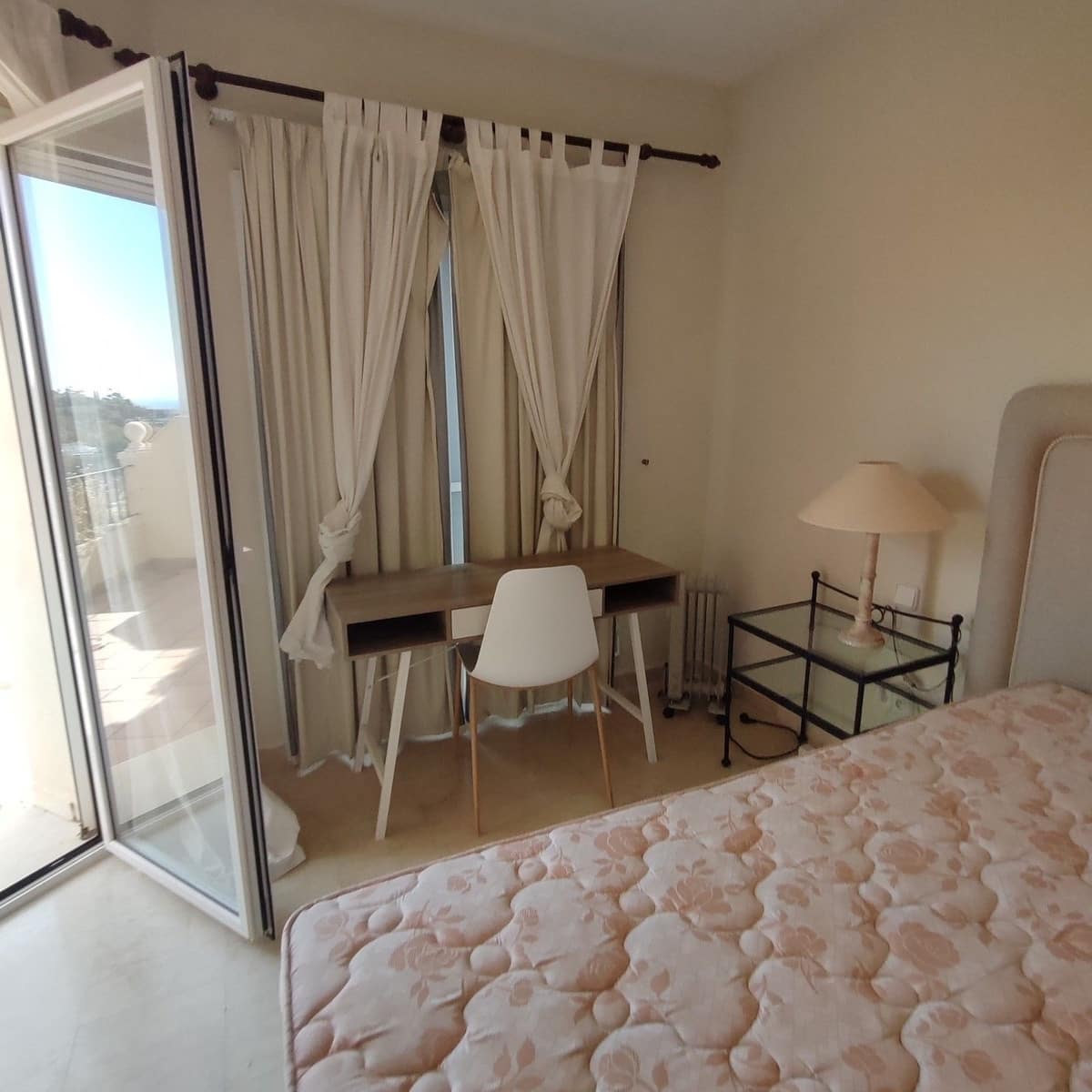 2 soveværelse Penthouse til leje i La Quinta med swimmingpool garage - € 2.200 (Ref: 10078674)