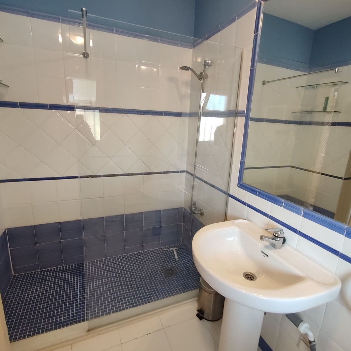 2 soveværelse Penthouse til leje i La Quinta med swimmingpool garage - € 2.200 (Ref: 10078674)