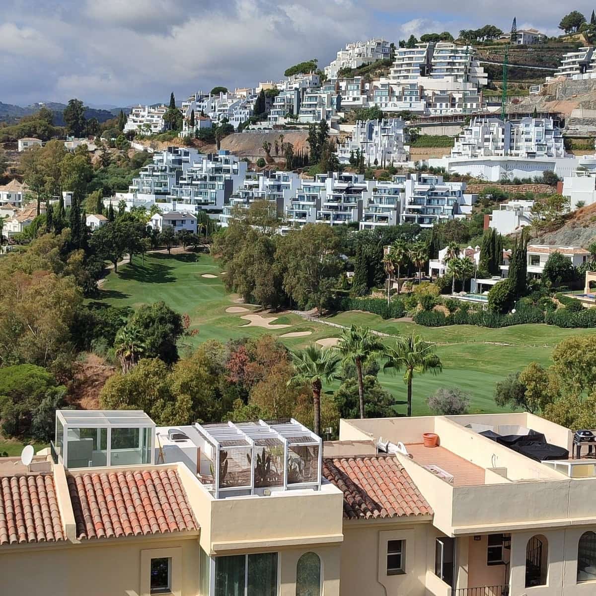 2 soveværelse Penthouse til leje i La Quinta med swimmingpool garage - € 2.200 (Ref: 10078674)