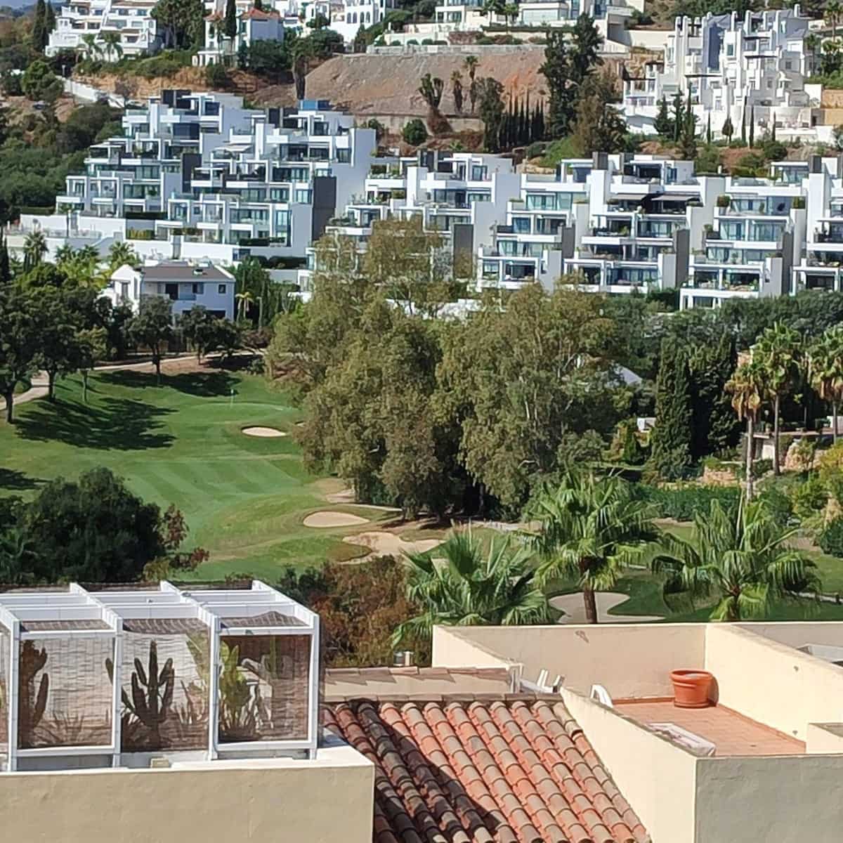 2 soveværelse Penthouse til leje i La Quinta med swimmingpool garage - € 2.200 (Ref: 10078674)