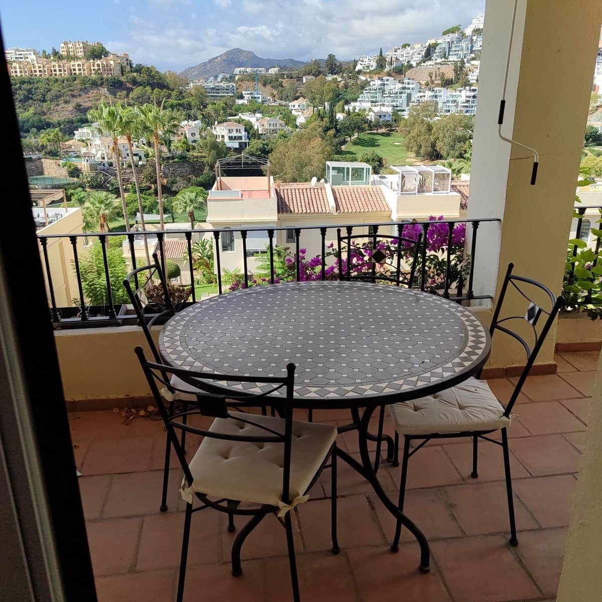 2 soveværelse Penthouse til leje i La Quinta med swimmingpool garage - € 2.200 (Ref: 10078674)