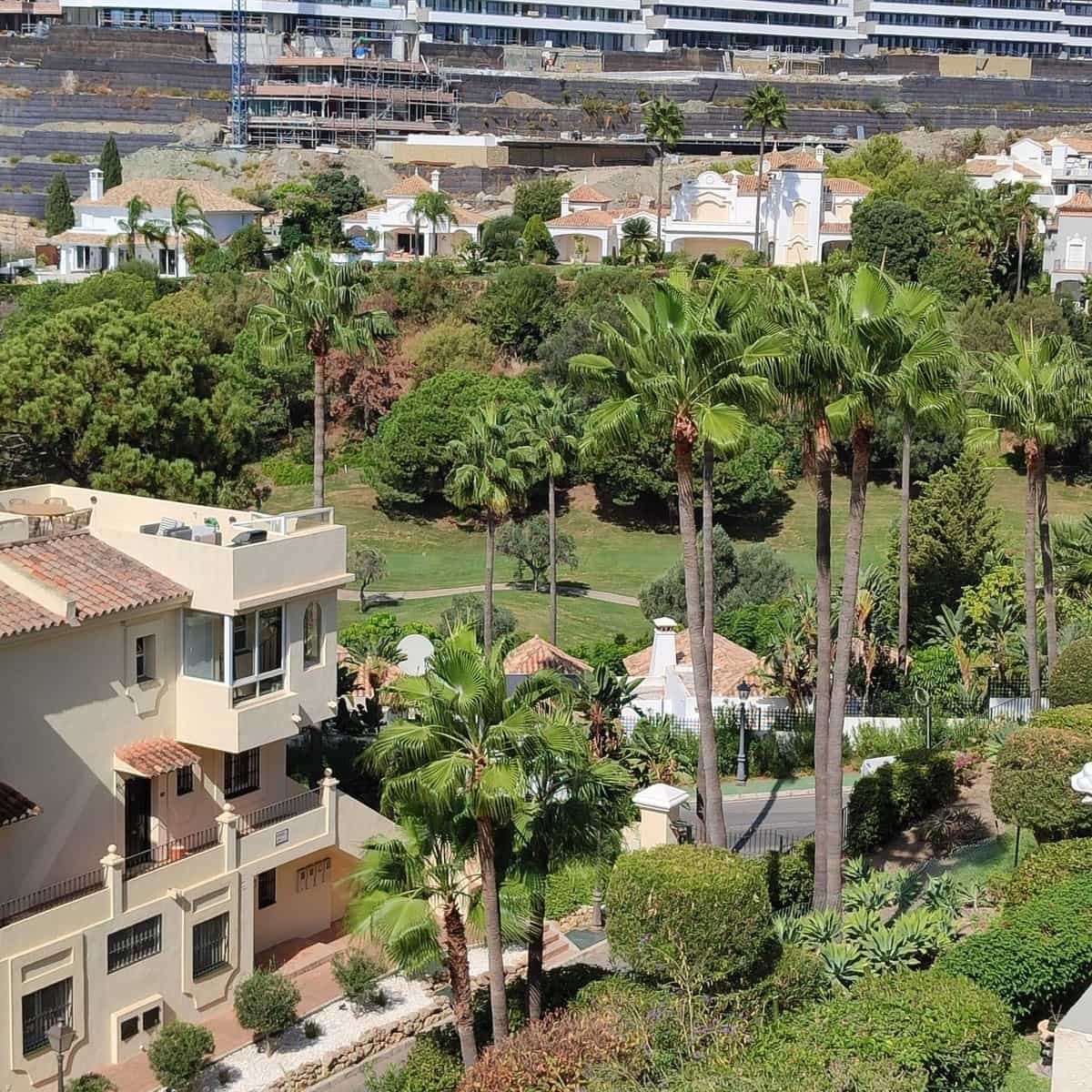 2 soveværelse Penthouse til leje i La Quinta med swimmingpool garage - € 2.200 (Ref: 10078674)
