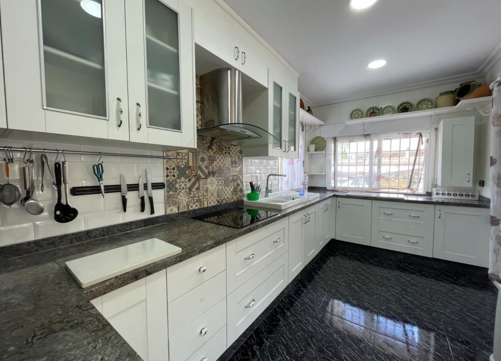 6 soveværelse Finca/Landehus til salg i Cieza med swimmingpool garage - € 479.000 (Ref: 7708221)