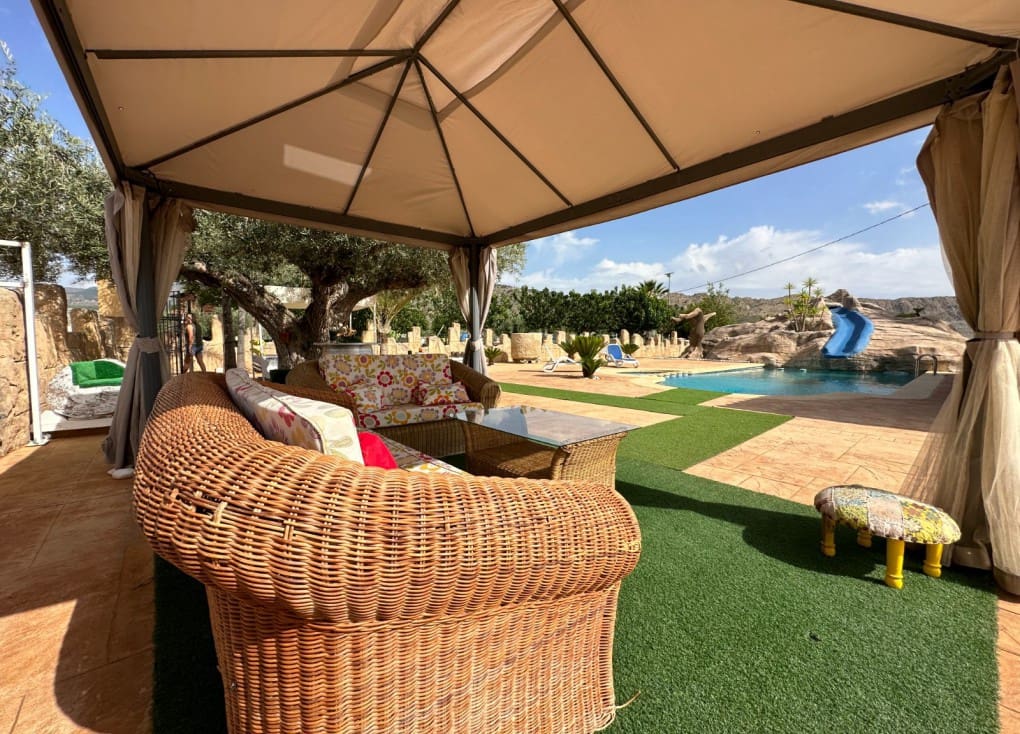 4 soveværelse Finca/Landehus til salg i Ojos med swimmingpool garage - € 430.000 (Ref: 7708229)