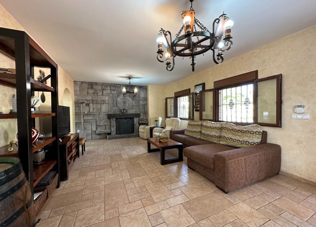 4 soveværelse Finca/Landehus til salg i Ojos med swimmingpool garage - € 430.000 (Ref: 7708229)